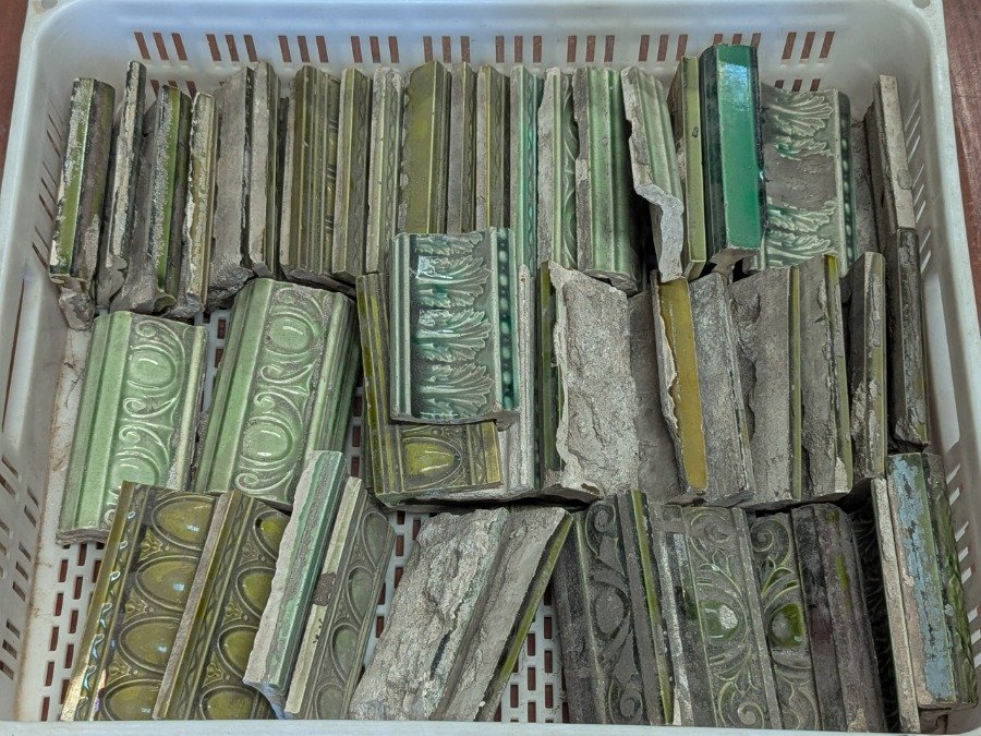 Colección de mayólicas en diferentes colores y materiales - imagen 3
