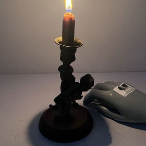 Portavelas de Bronce con Querubín y Base de Madera - imagen 1