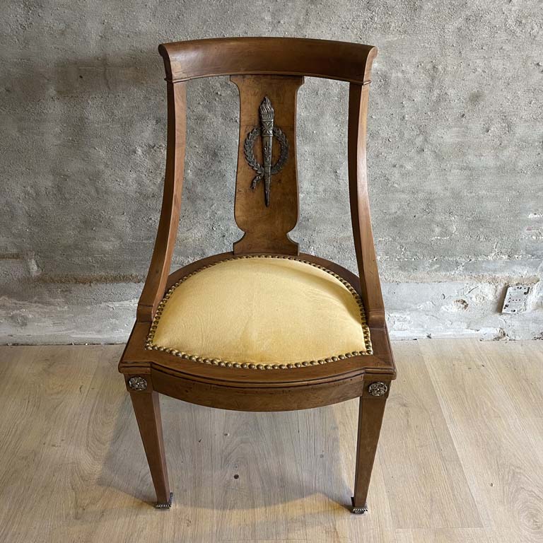 Lote siguiente: Silla inglesa con herraje de bronce y asiento tapizado en excelente condición