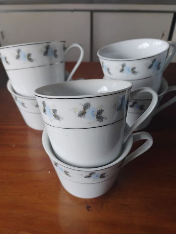 Tazas de porcelana blanca con flores azules