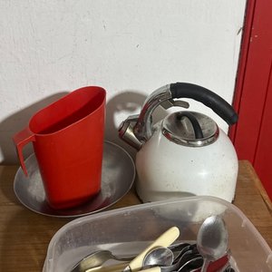 Lote anterior: Jarra Roja y Cafetera con Cubiertos