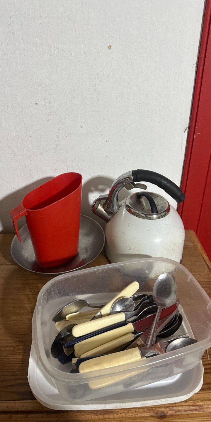 Jarra Roja y Cafetera con Cubiertos