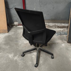 Silla de Oficina Negra con Respaldo Alto y Base Giratoria - imagen 2