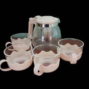 Jarra de Vidrio con Infusor y 4 Tazas Rosadas - imagen 1