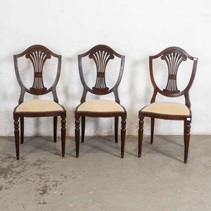 Lote anterior: Tres Sillas Inglesas Estilo Peineta con Asientos Tapizados