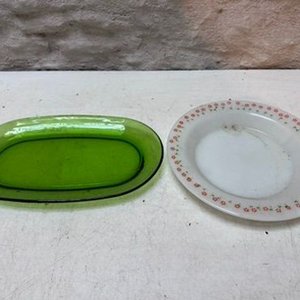 Lote siguiente: Dos Fuentes de Vidrio Grandes: Verde y Decorada
