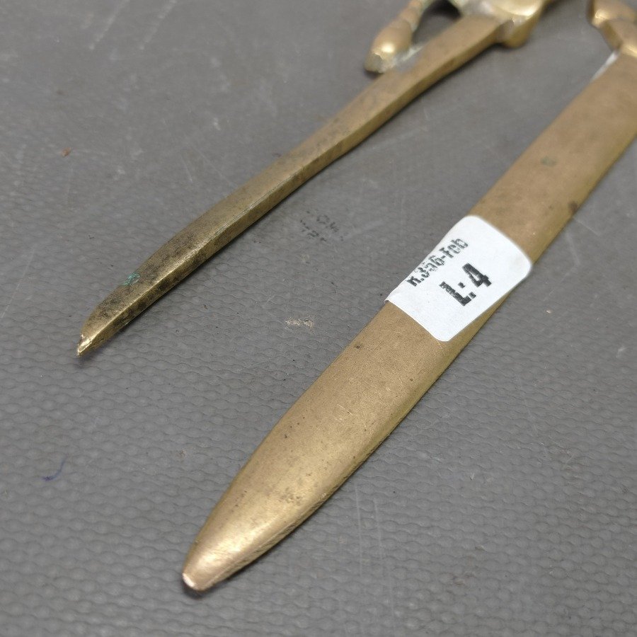 Dos abre cartas en bronce macizo con fisonomía de ancla y espada - imagen 4