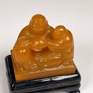 Figura Decorativa de Piedra Jabón Amarilla con Base de Madera - imagen 3