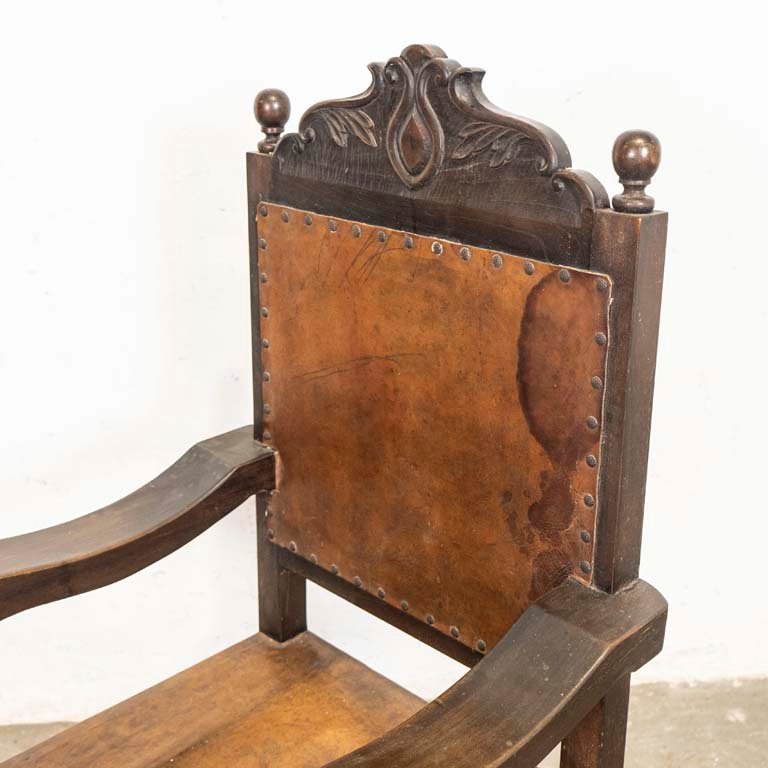 Sillón con frente tallado y detalles en la madera - imagen 2