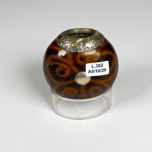Lote siguiente: Mate galleta virola de plata y oro ,con soporte acrílico