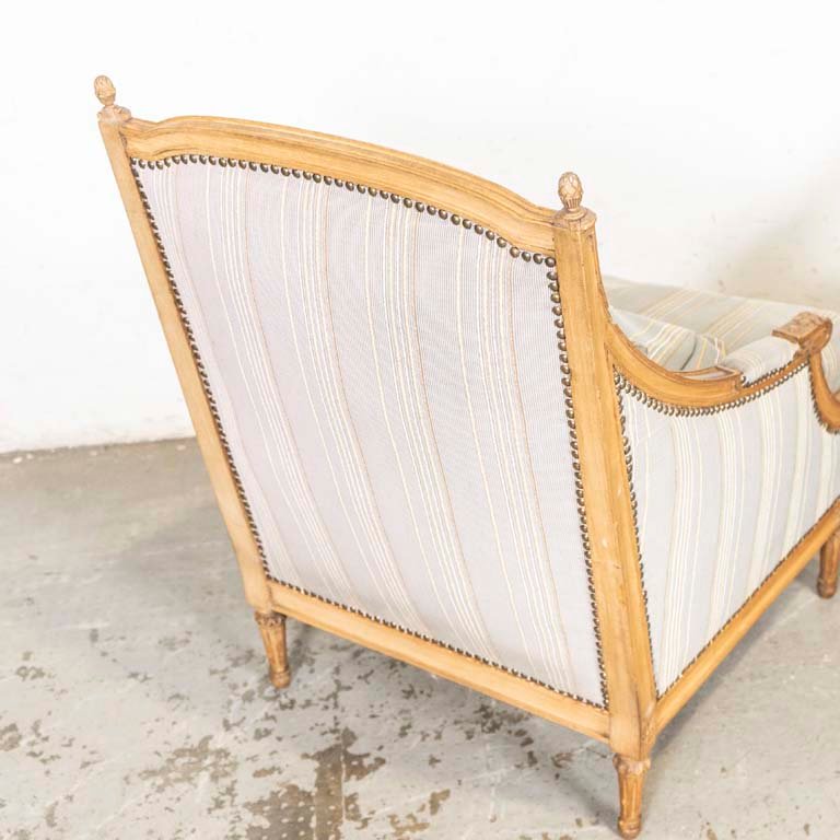 Pare de sillones Luis XVI con tapicería gris y detalles en madera - imagen 3