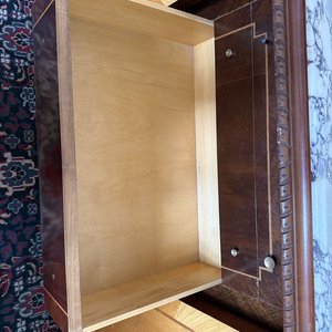 Aparador Antiguo de Madera con Tapa de Mármol y Detalles Incrustados - imagen 9