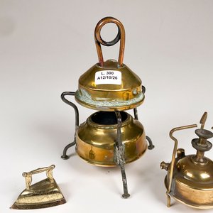 Lote de 4 Miniaturas: Cocinita a Alcohol, Planchita y Mechero de Bronce - imagen 4