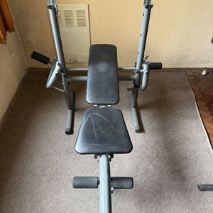 Banco de Pesas Multifuncional Gris con Respaldo y Asiento Acolchado - imagen 2