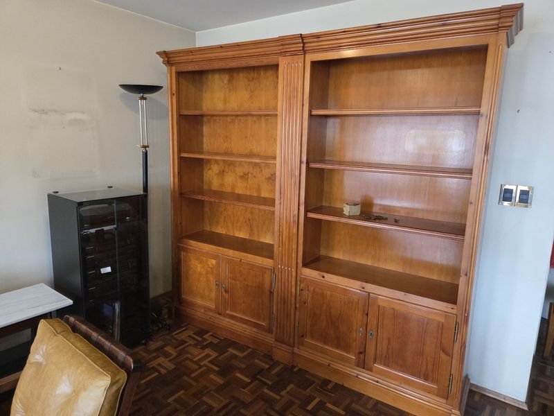 Excepcional biblioteca doble con bar extraíble desde su centro - imagen 2