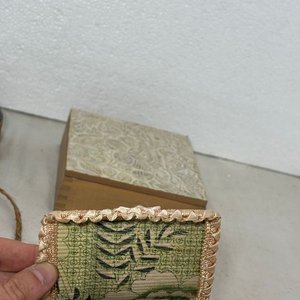 Lote de Adornos y Cajas Antiguas: Bicicletas de Hierro, Ceniceros y Estuches Decorativos - imagen 2