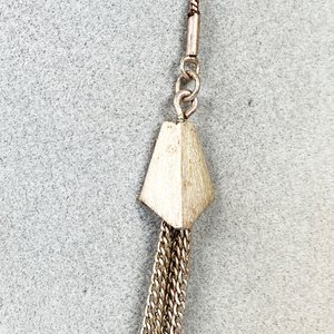 Elegante Cadena de Plata con Colgante de Nácar y Detalles Geométricos - imagen 4
