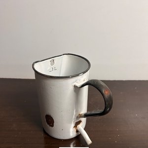 Jarra Antigua de Esmalte Blanco con Pico y Asa Negra - imagen 2