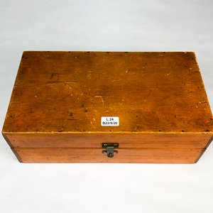 Caja de Madera con Aparato de Medición Vintage - imagen 2