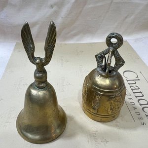 Lote de 2 campanas antiguas de bronce con águila y motivos orientales - imagen 2