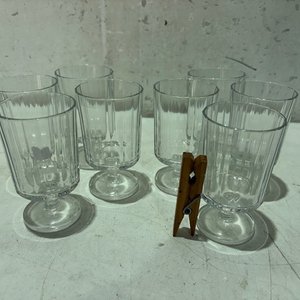 Lote siguiente: Juego de 8 Copas de Cristal Tallado Estilo Clásico