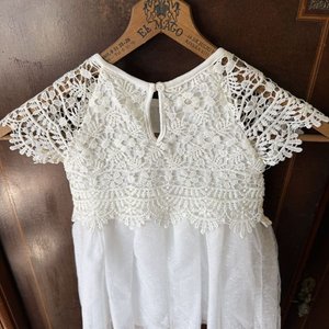Vestido Blanco Niña Nicole Miller Talla 24M con Encaje y Flor Coral - imagen 5