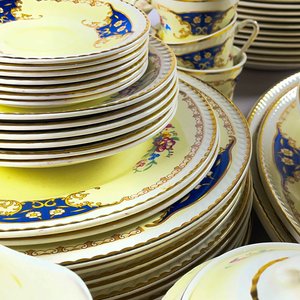 Cincuenta y seis piezas en loza inglesa floral, sopera, ensaladera, fuentes, tetera(con manchas), azucarero, lechera, tazas y platillos - imagen 4