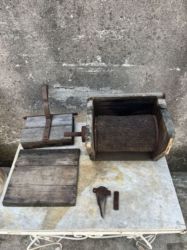 Lote siguiente: Antigua maquina industrial para rallar queso o pan