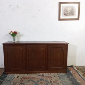 Lote anterior: Aparador bajo de madera oscura con tres puertas y molduras