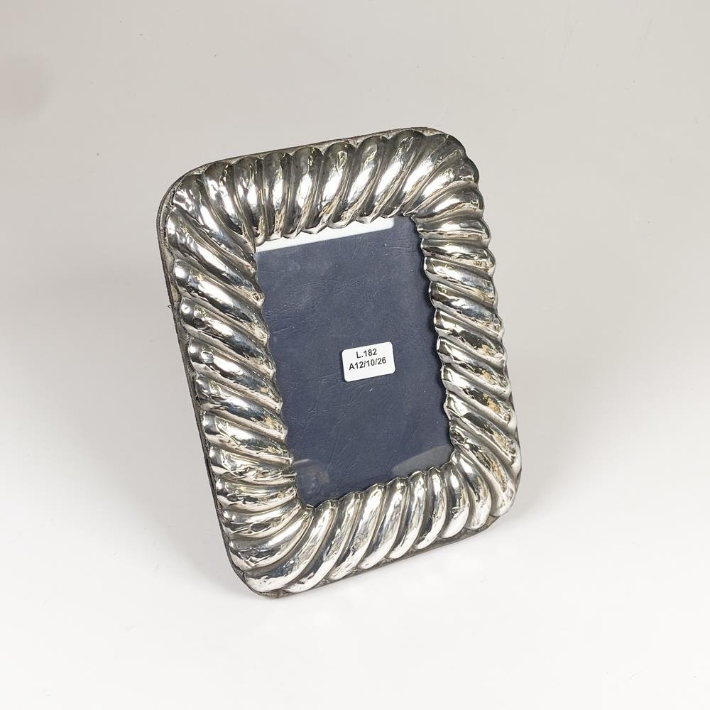 Portarretratos de Plata Inglesa con Diseño Retorcido