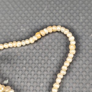 Dos collares: Perlas barrocas y marfil africano tallado, ambos averiados - imagen 5