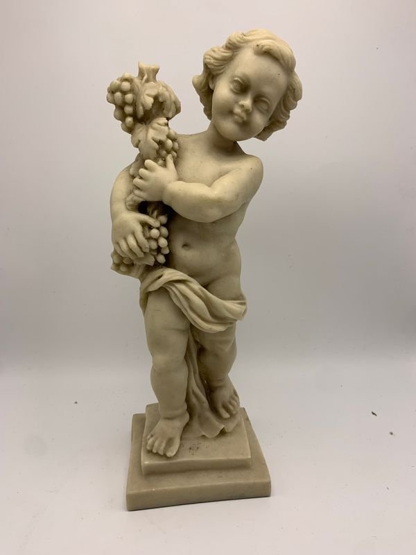 Lote siguiente: Figura decorativa de niño con racimo de uvas