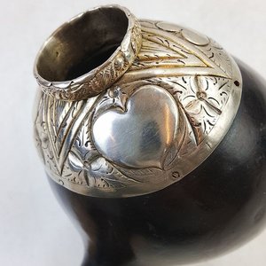 Antiguo Mate de Calabaza con Incrustaciones Metálicas Cinceladas y Decoradas a Mano - imagen 5