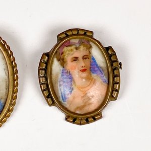 Dos Prendedores Ovalados de Porcelana Limoges con Retratos - imagen 3