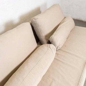 Sofá Bajo Tapizado en Tela Beige con Almohadones - imagen 3