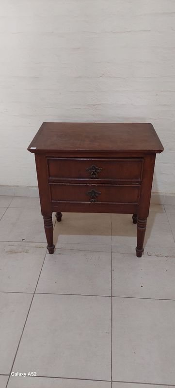 Lote siguiente: Mesa de luz madera clásica