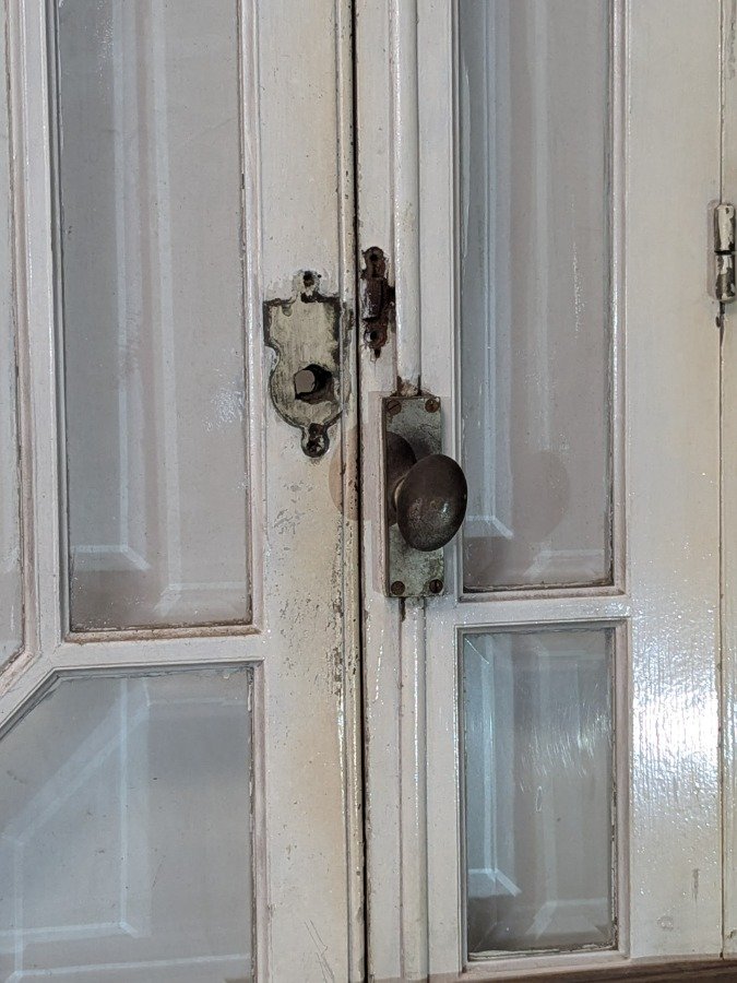 Puerta antigua con diseño de pinotea y vidrios biselados - imagen 10