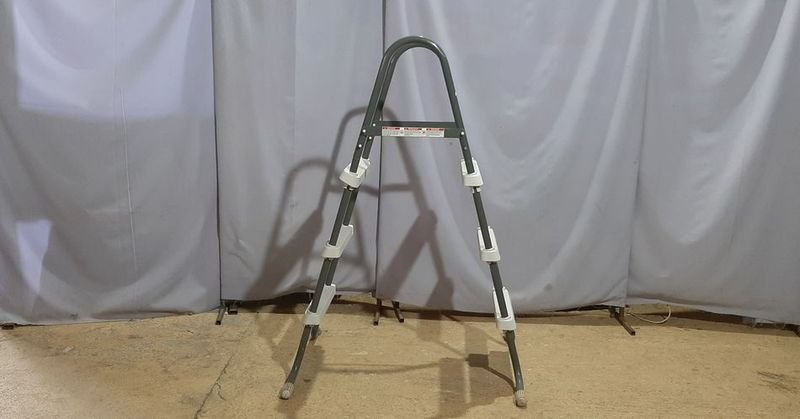 Escalera de piscina metálica portátil - imagen 3