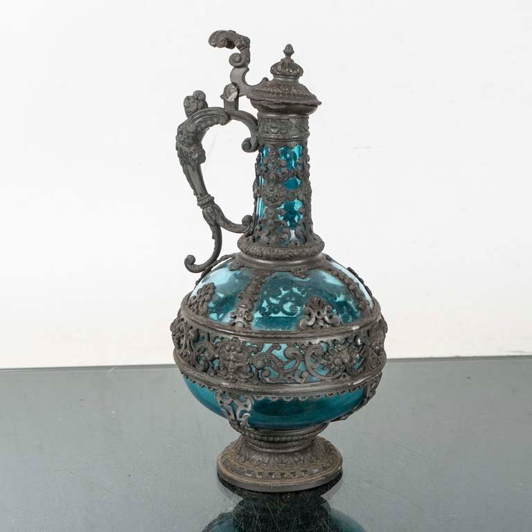 Jarra Antigua de Vidrio Azul con Montura de Metal y Tapa