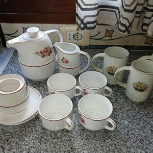 Lote siguiente: Juego de Loza con Tazas, Platos y Jarra