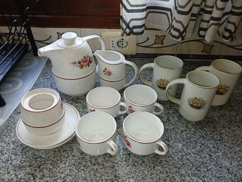 Juego de Loza con Tazas, Platos y Jarra