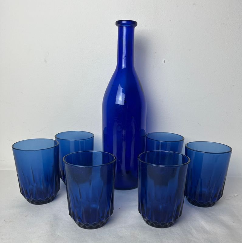 Botella y vasos de vidrio azul - imagen 2