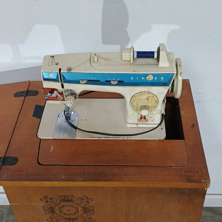 Maquina de coser con mueble vintage - imagen 4