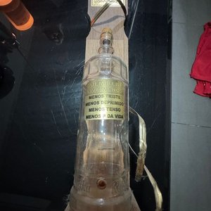 Botella Dispensadora "Pingometro" con Soporte de Madera para Colgar - imagen 4