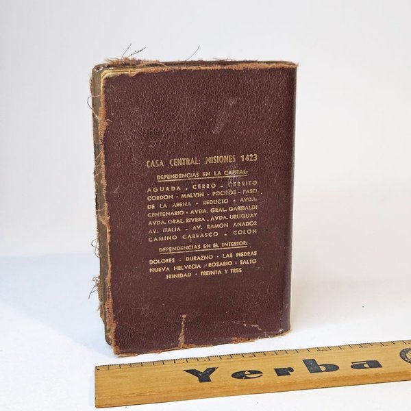 Libro antiguo con regla metálica - imagen 2