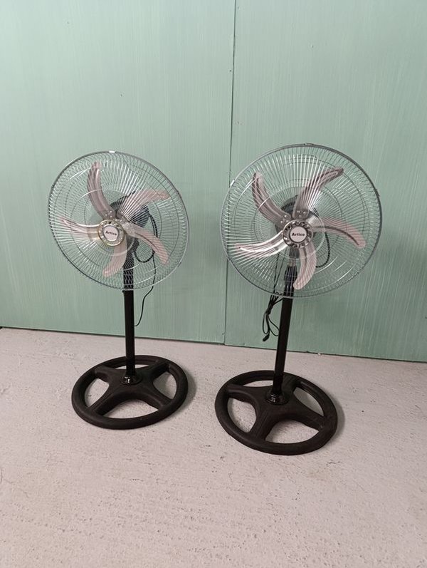 Ventiladores de metal nuevos y funcionales