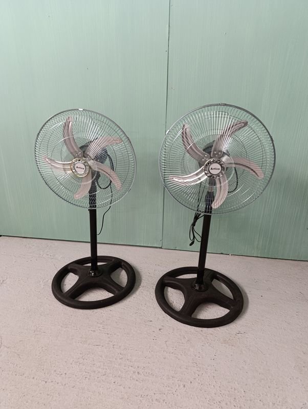 Ventiladores de metal nuevos y funcionales
