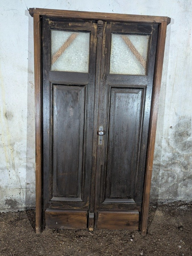 Lote siguiente: Puerta antigua de frente doble hoja y marco en cedro