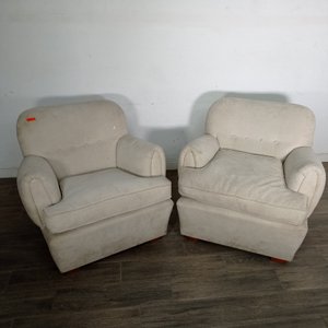Lote anterior: Par de Sillones Tapizados Beige con Detalles de Suciedad