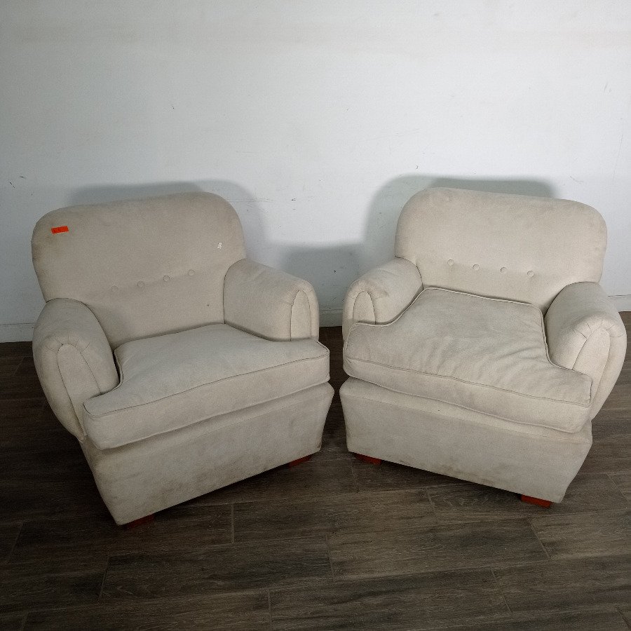 Par de Sillones Tapizados Beige con Detalles de Suciedad